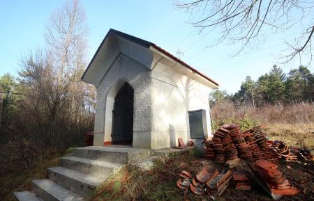 KAPELICA LOŠKO POPRAVILO STREHE 04 FOTO LJUBO VUKELIČ